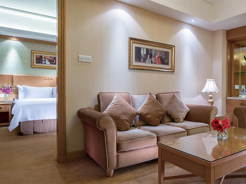 Vienna International Hotel - Long Hua Wan Zhong Cheng Branch เซินเจิ้น ภายนอก รูปภาพ